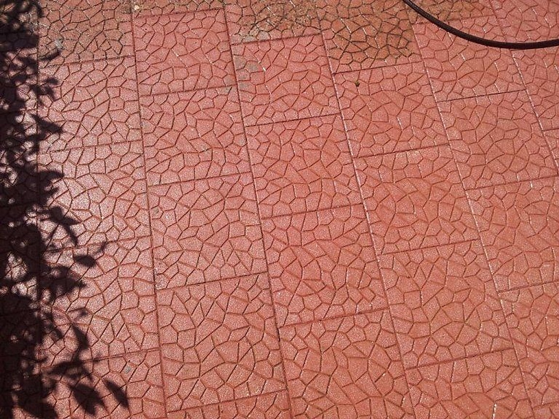Pavimentazione in cotto durante il lavaggio meccanico