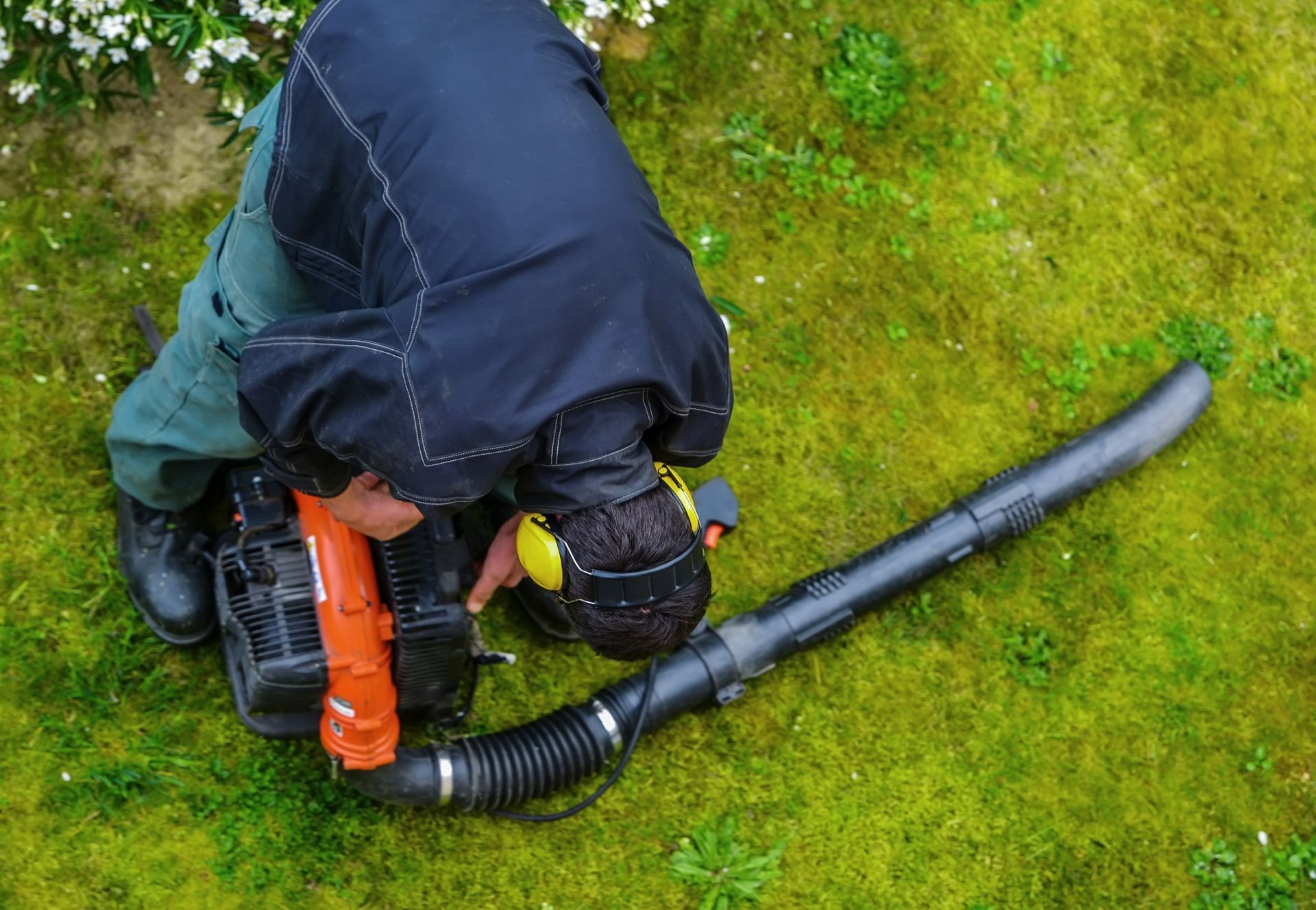Raccolta del fogliame con soffiatore su un'area verde